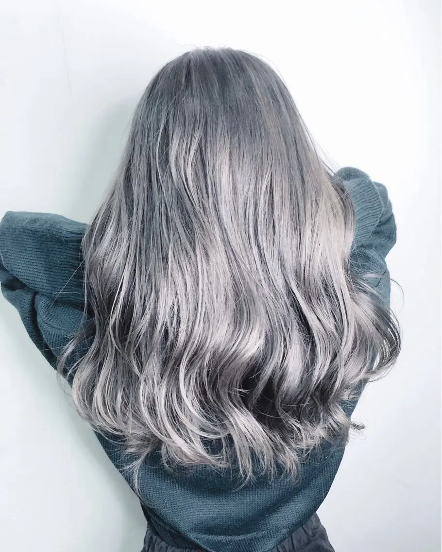 ロング カラー グレージュ カット ヘアカラー トリートメント Tee’s ケアブリ ーチ ハイライトのヘアスタイル