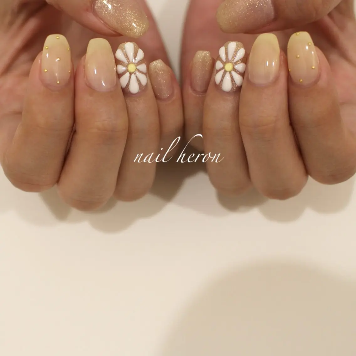 ネイル フラワーネイル ぷっくりネイル 黄色 ハンドネイル saki_ nail heronのネイルデザイン