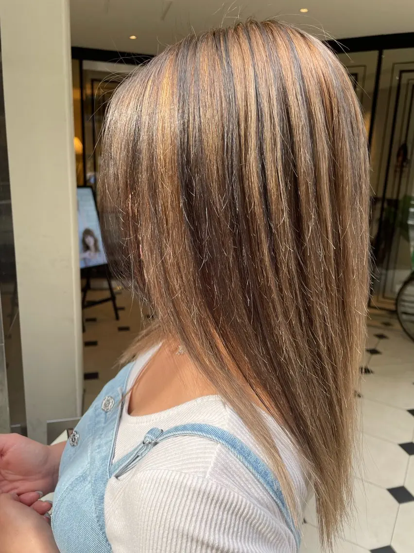 セミロング カラー ベージュカラー ブリーチ 古川 玲のヘアスタイル