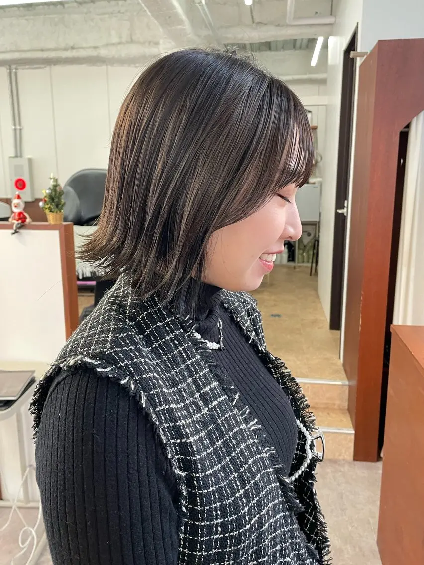ミディアム 顔まわりレイヤー 透明感カラー🩵🩵のヘアスタイル