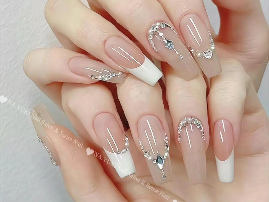 ネイル フレンチネイル ガーリー ミディアムネイル ピンク ストーンネイル ハンドネイル ハンドケア Lily ✨のネイルデザイン
