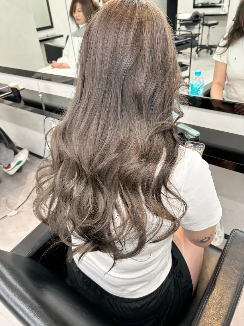 ロング カラー グレージュ ナカジマ ナナのヘアスタイル
