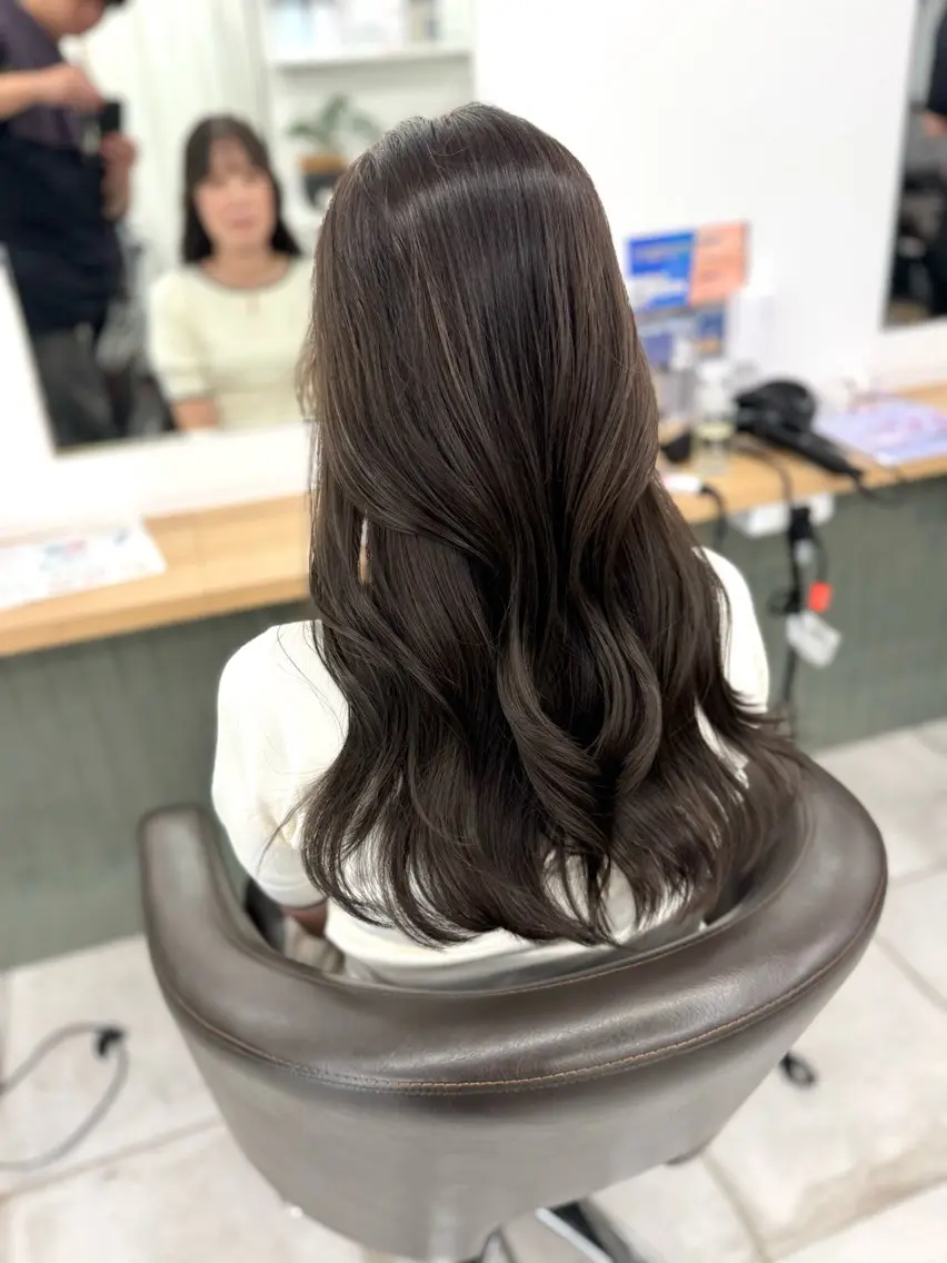 ロング カラー ベージュカラー ブリーチ ケアカラー 透明感カラー グレージュ 赤み消し韓国ヘア レイヤー縮毛🤍渡邉のヘアスタイル