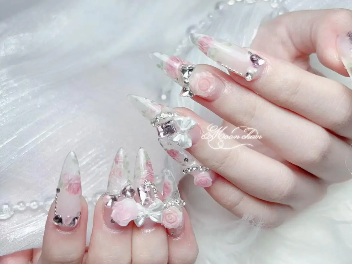 ネイル 長さ出し キラキラネイル 韓国ネイル ロングネイル マグネットネイル ハンドネイル ハンドケア Akira✨ nailのネイルデザイン