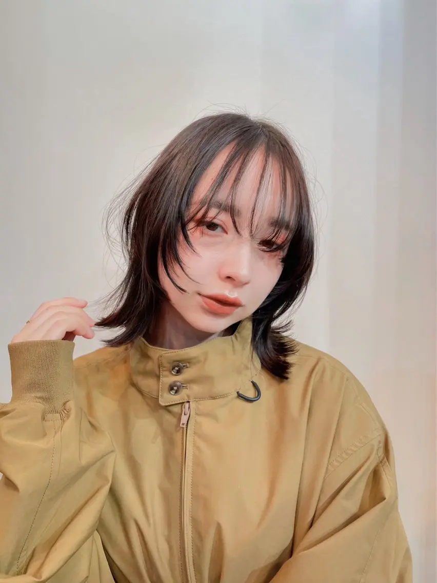 ミディアム カラー 顔まわりレイヤー レイヤーカット カット ヘアカラー トリートメント メンズカット メンズパーマのヘアスタイル