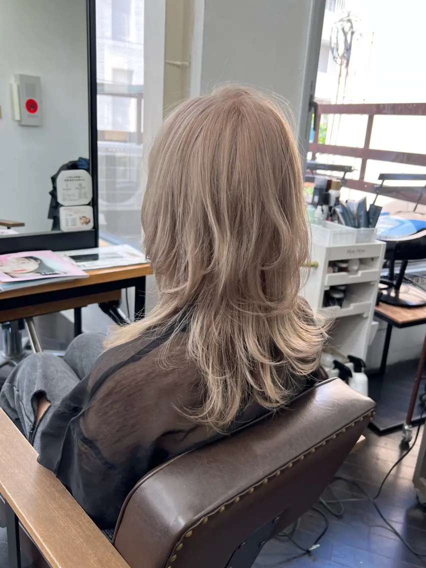 セミロング カラー ハイトーンカラー ウルフカット 樽川 紗月のヘアスタイル
