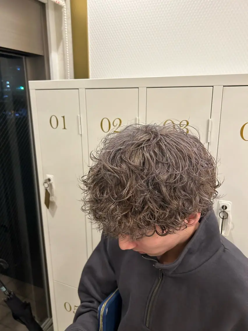 カラー ダブルカラー 善財 康葵のヘアスタイル