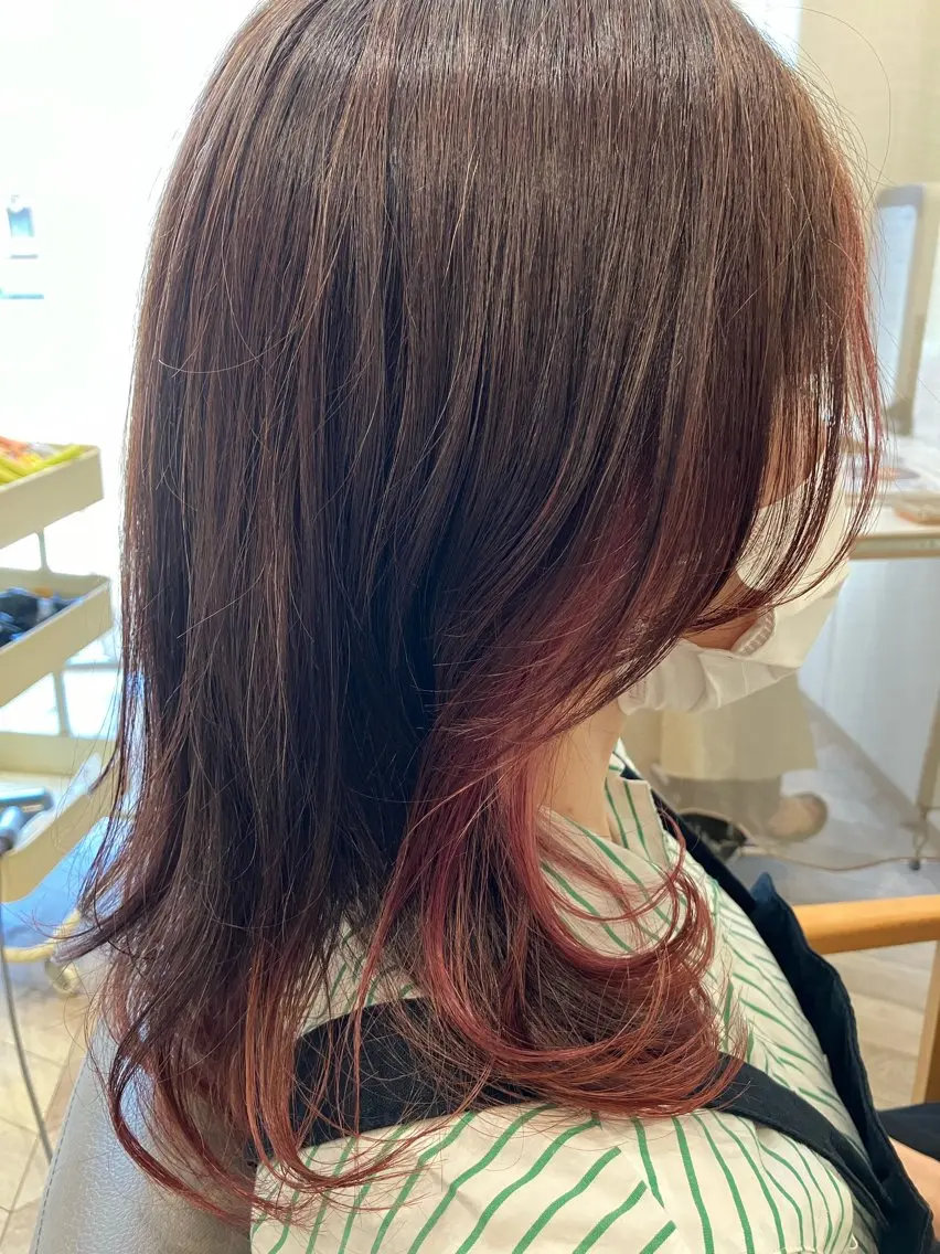 セミロング カラー インナーカラー レッドカラー 谷岡 佑香のヘアスタイル
