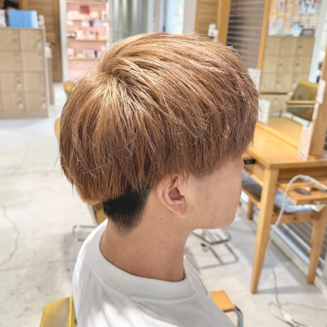 カラー メンズ メンズブリーチ ベージュカラー ブリーチ ミルクティーベージュ カット ヘアカラー ナギラ ヒビキのヘアスタイル