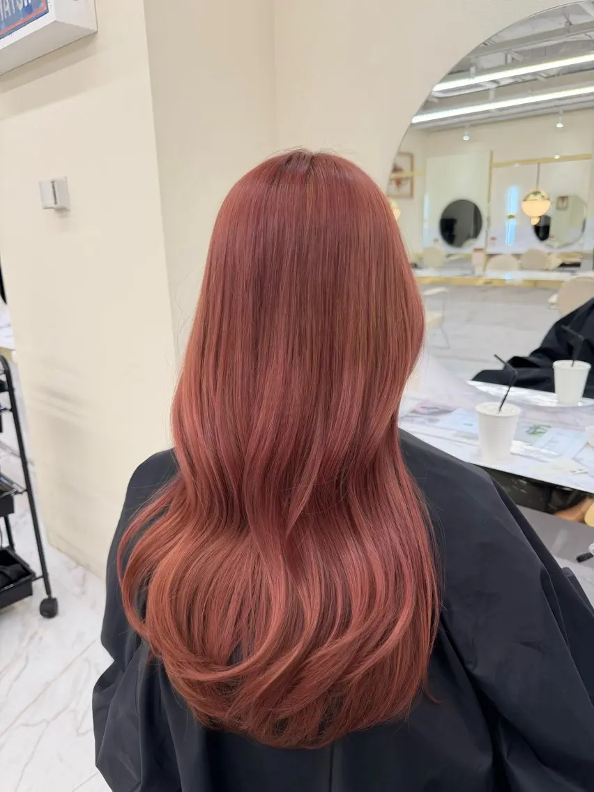 カラー ケアカラー 透明感カラー ピンクカラー ローズカラー 髪質改善 ヘアカラー aku💞韓国風🩷 ピンクカラー🎀🩷のヘアスタイル