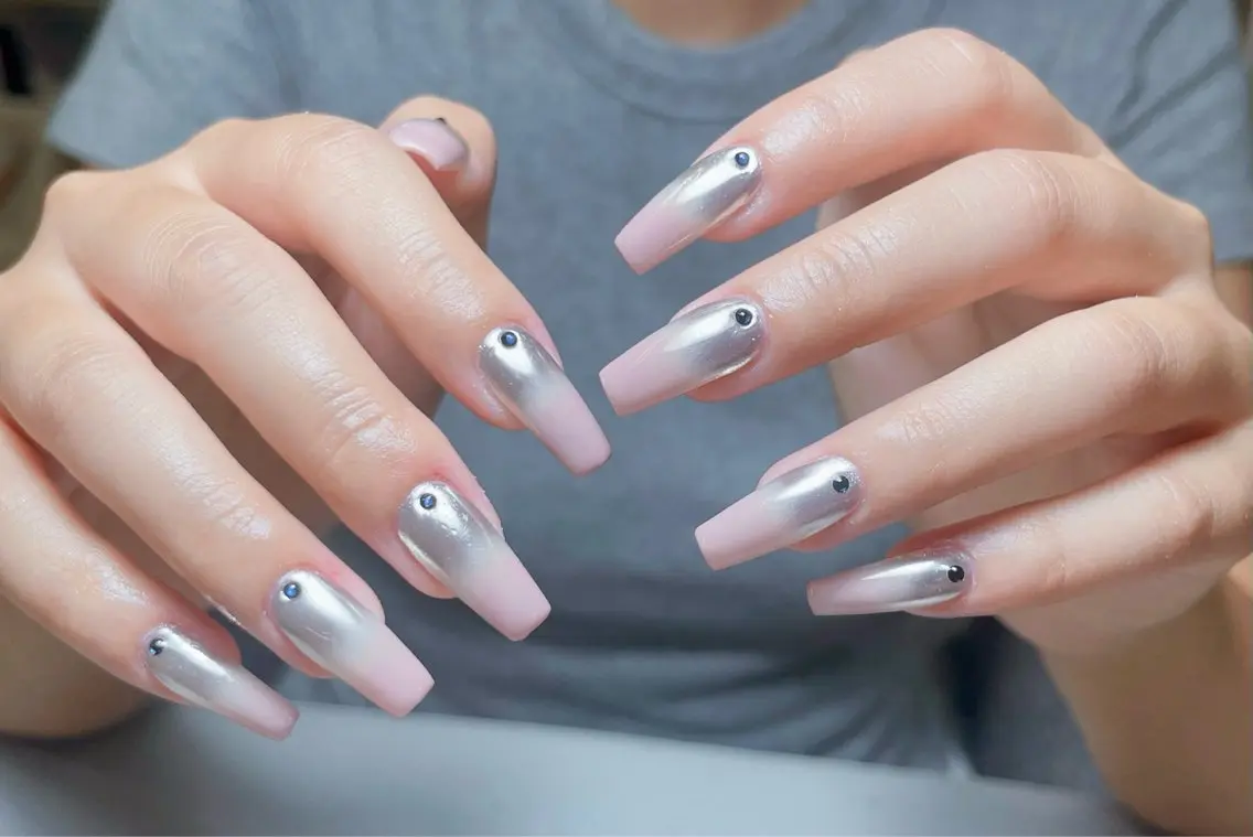 ［チップ長さだし]　カラーグラデーションネイル💅. オフ、ケア込み、ベース色あり、（ベージュ、ベージュピンク）の写真