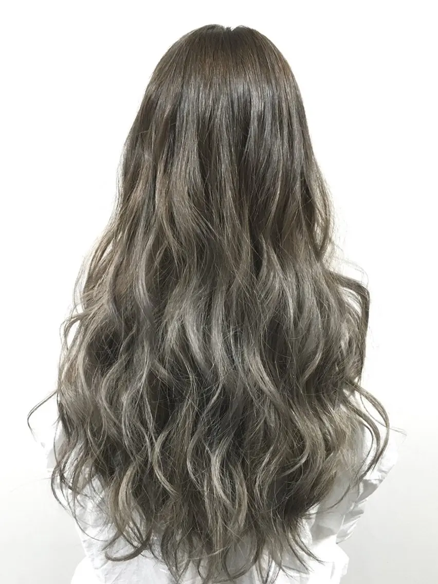 ロング カラー ベージュカラー オリーブベージュ カット ヘアカラー トリートメント Tee’s ケアブリ ーチ ハイライトのヘアスタイル