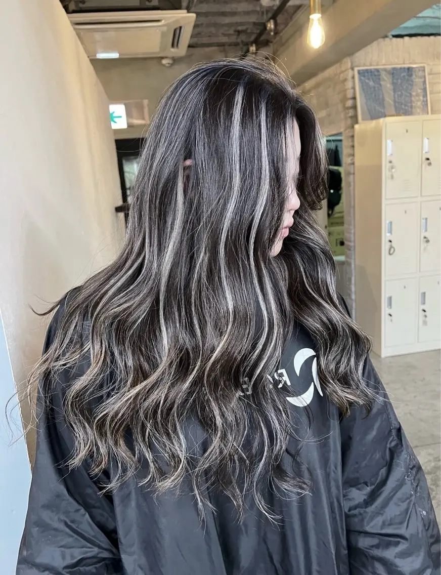 ロング カラー ダークグレー ダークグレージュ グレージュ ハイライトカラー ハイライト ヘアカラー トリートメント 指名数No.1 /NAOYAのヘアスタイル
