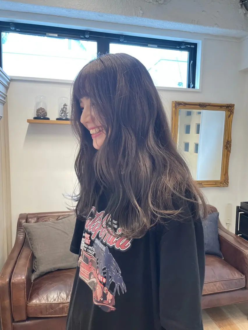 ロング カラー ヘアカラー トリートメント ミルクティー× グレージュMOMOのヘアスタイル