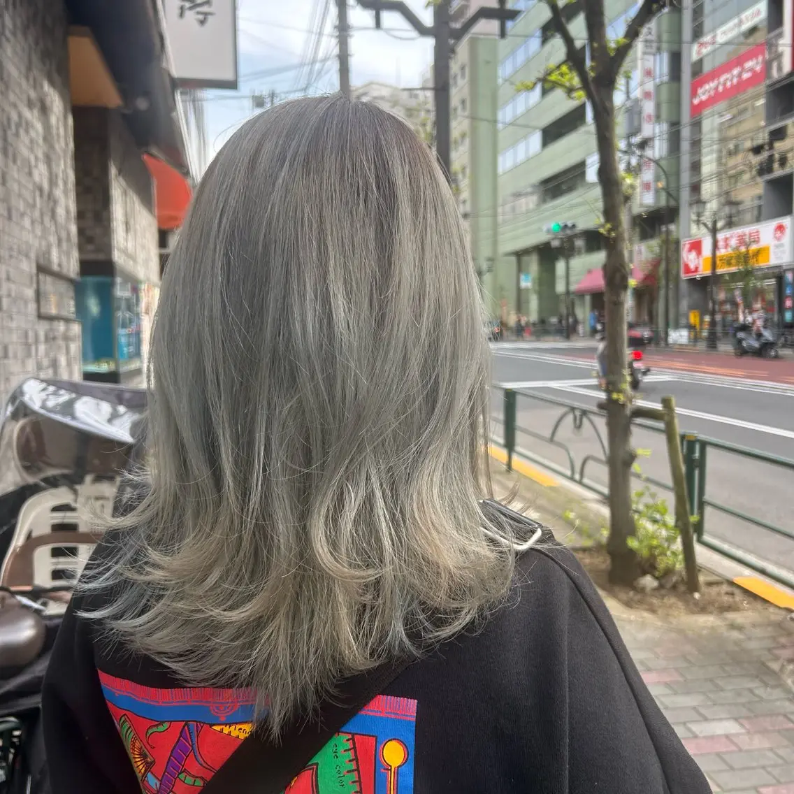ミディアム カラー ブリーチ カット ヘアカラー トリートメント 若狭 彩花のヘアスタイル
