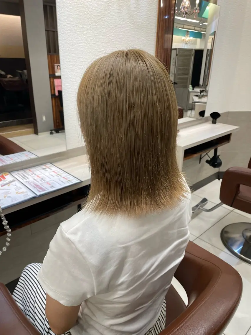 ミディアム カラー ブリーチ 透明感カラー グレージュ オリーブグレージュ オリーブグレー ヘアカラー 伊藤 隆星のヘアスタイル