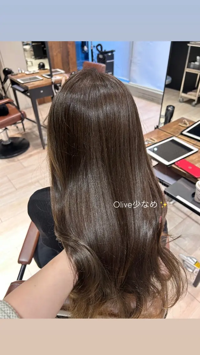 ロング カラー ベージュカラー ブリーチ オリーブベージュ オリーブカラー カット ヘアカラー トリートメント 🍼顔周りカット/ レイヤー/小川華奈のヘアスタイル