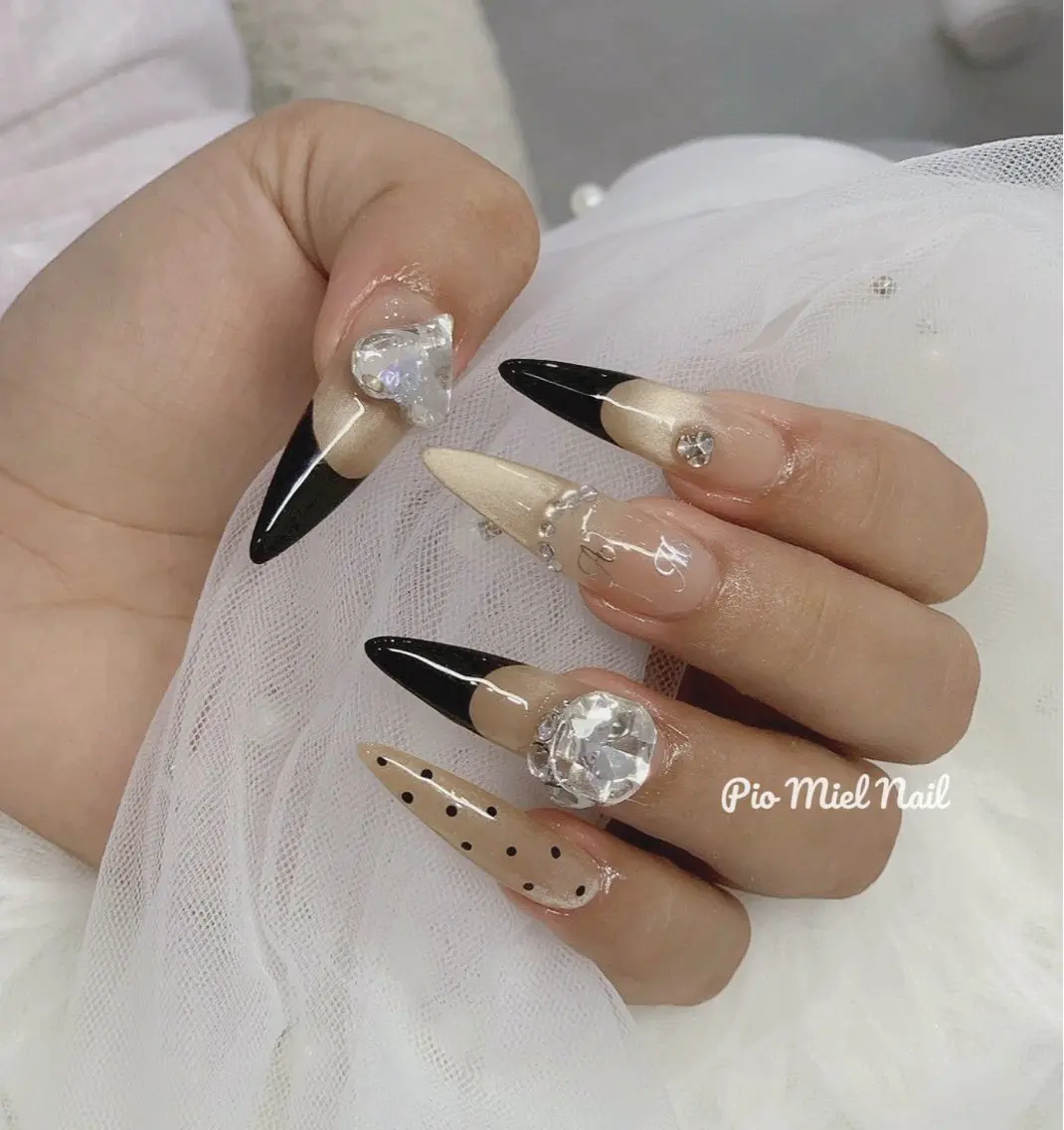 ネイル ドット ロングネイル ストーンネイル ハンドネイル HANA 長さだしのネイルデザイン