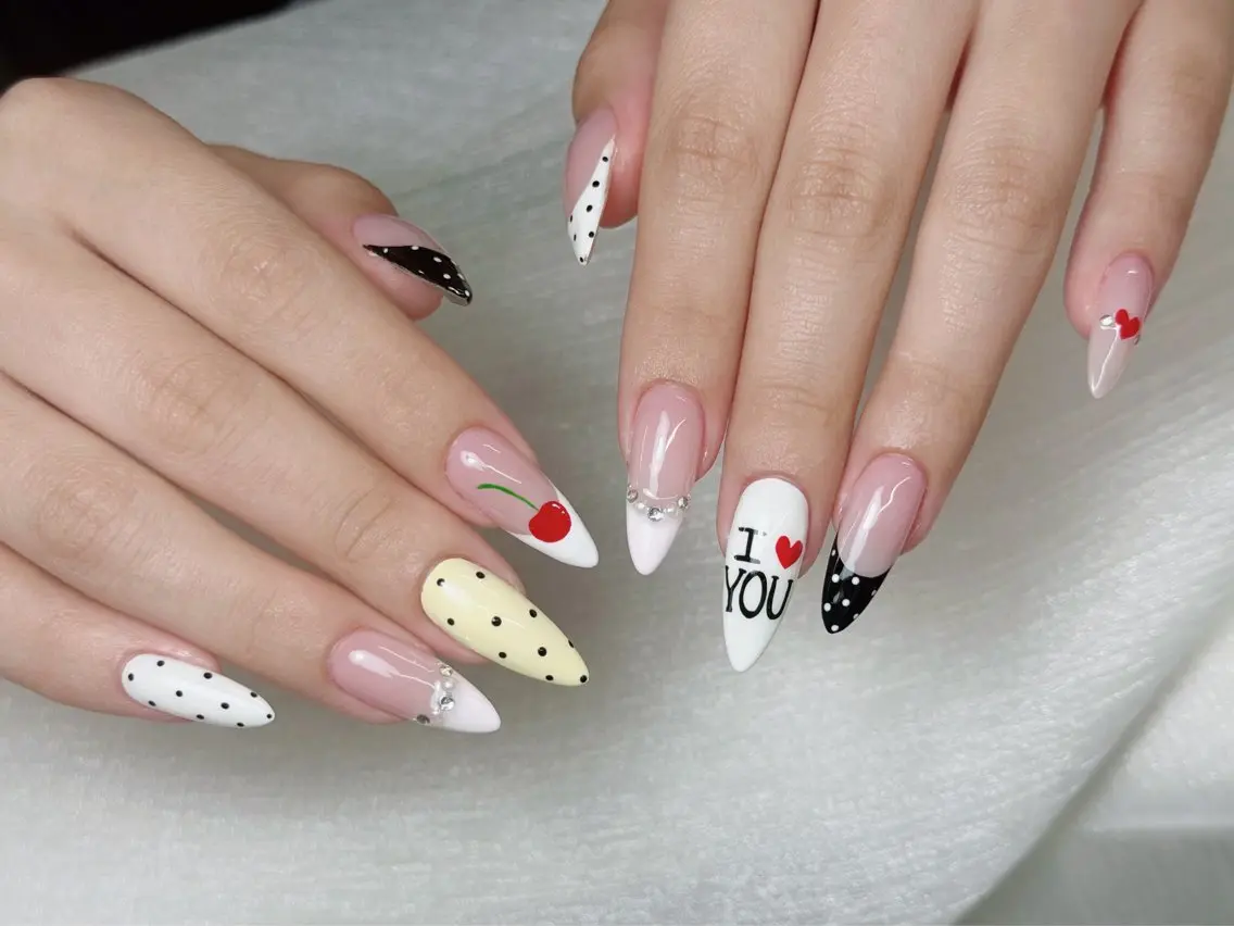 ネイル アートネイル ドット フレンチネイル ガーリー ハート ハンドネイル Aura Nail Studioのネイルデザイン