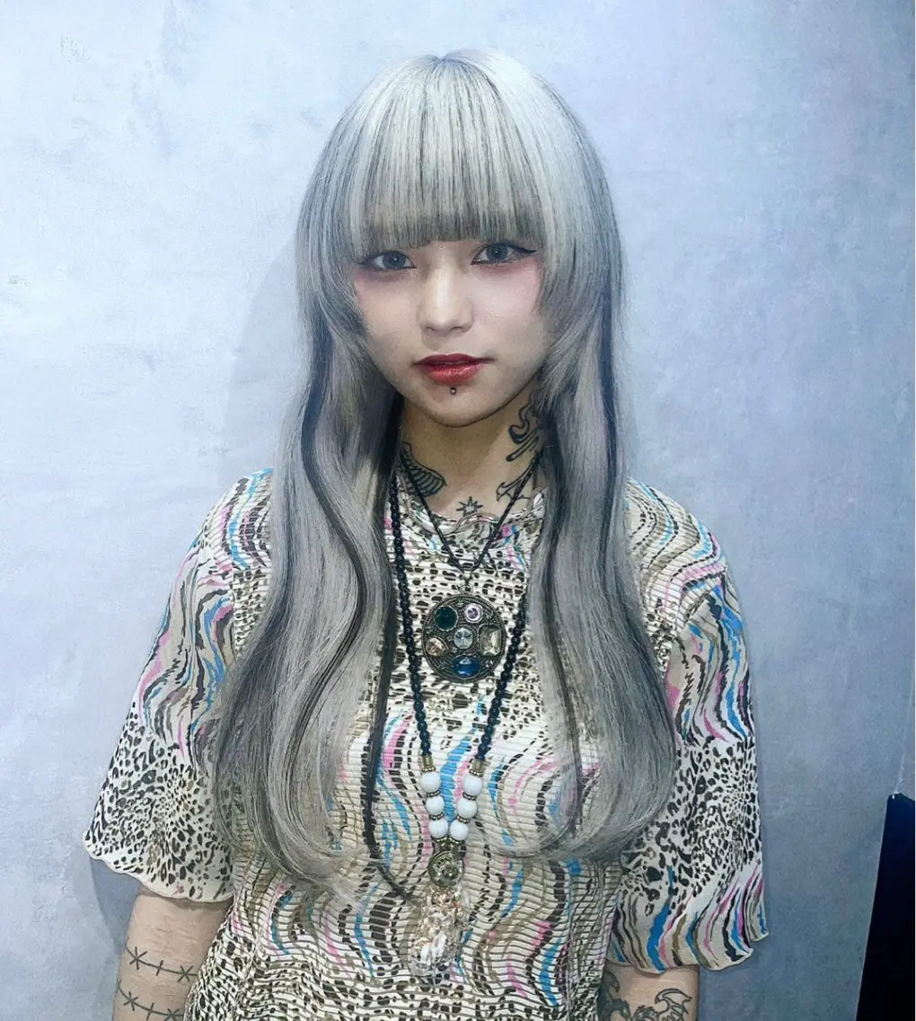ロング カラー メッシュ 顔周りカット レイヤーカット ロング ヘアカラー エクステ Fi-Ne原宿店店長 プルエクNANAMIのヘアスタイル