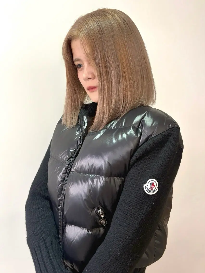 ミディアム カラー ベージュカラー ブリーチ ミルクティーベージュ ヘアカラー ユナ レイヤーカット モデル/ベージュのヘアスタイル