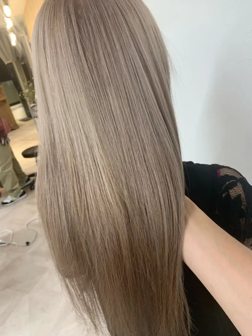 ロング カラー ブリーチ ヒカ ルのヘアスタイル