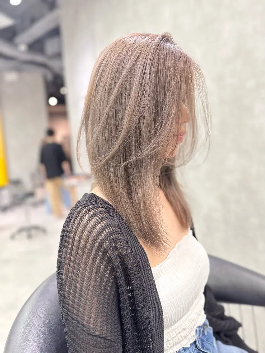 ミディアム カラー ブリーチ レイヤーカット DAIKIベージュ 🍂レイヤーカットのヘアスタイル