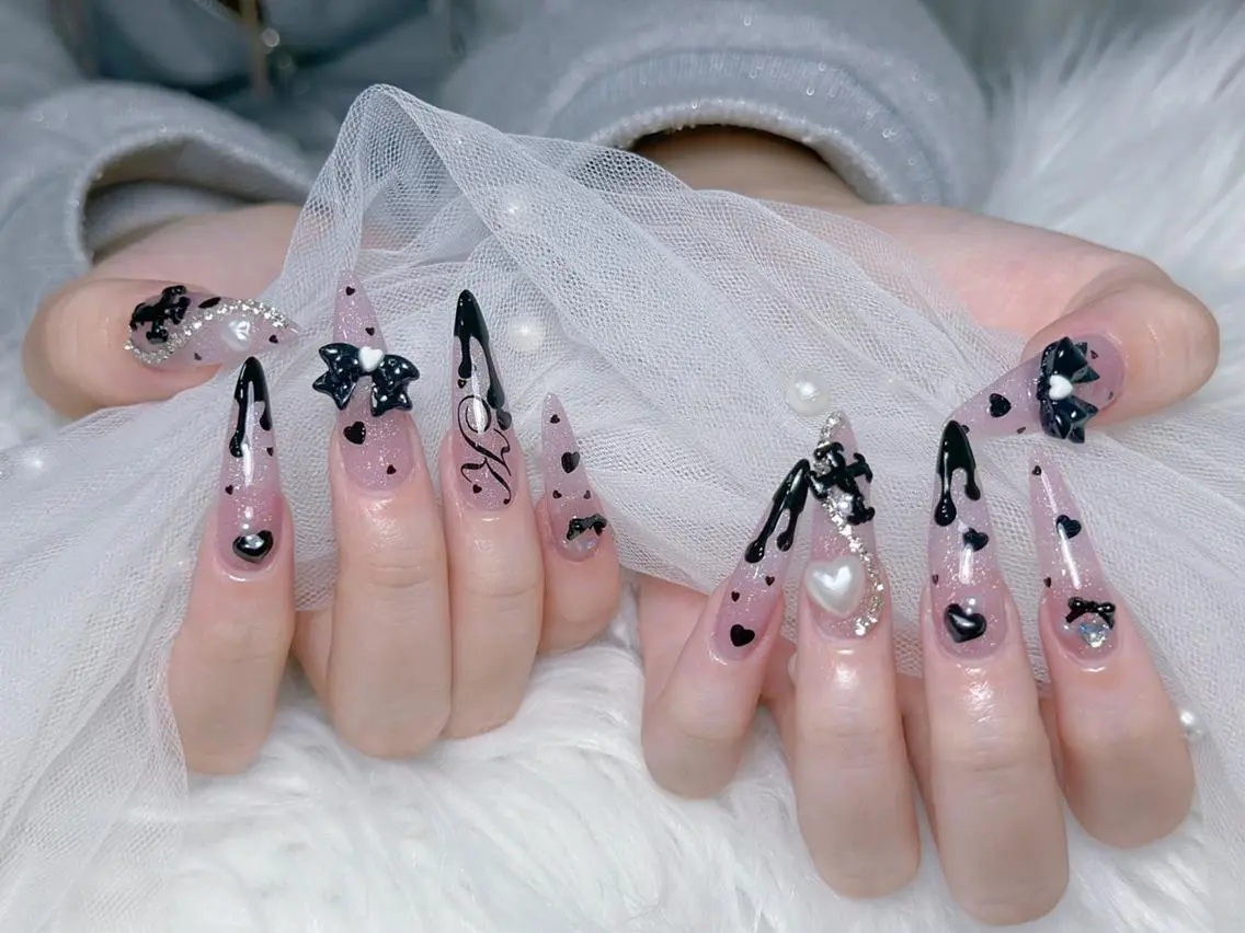 パーマ ロング 韓国風ヘア ハンドネイル Bling Salonのネイルデザイン