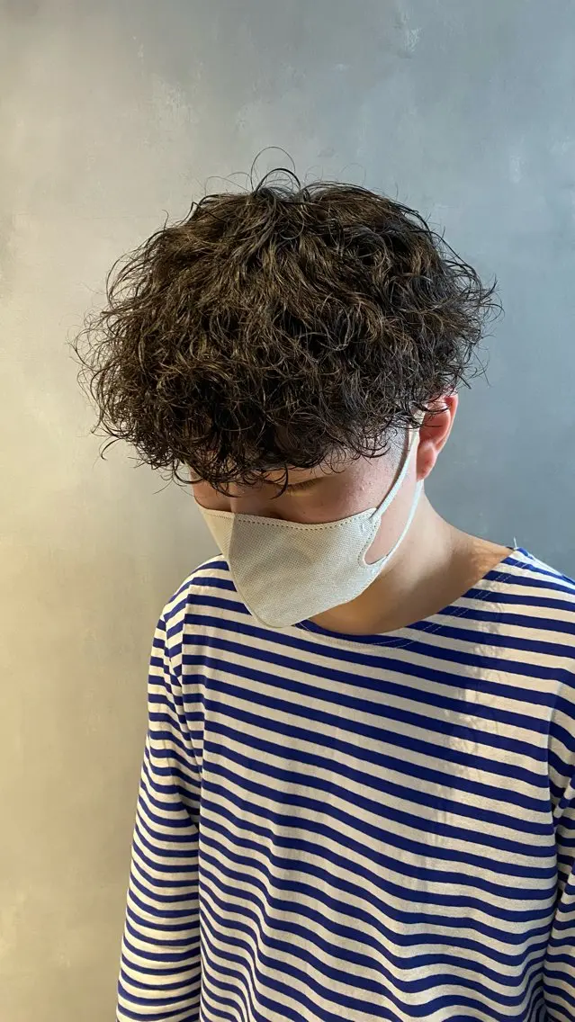 パーマ メンズ メンズパーマ スパイラルパーマ メンズバレイヤージュ シャドウパーマのヘアスタイル