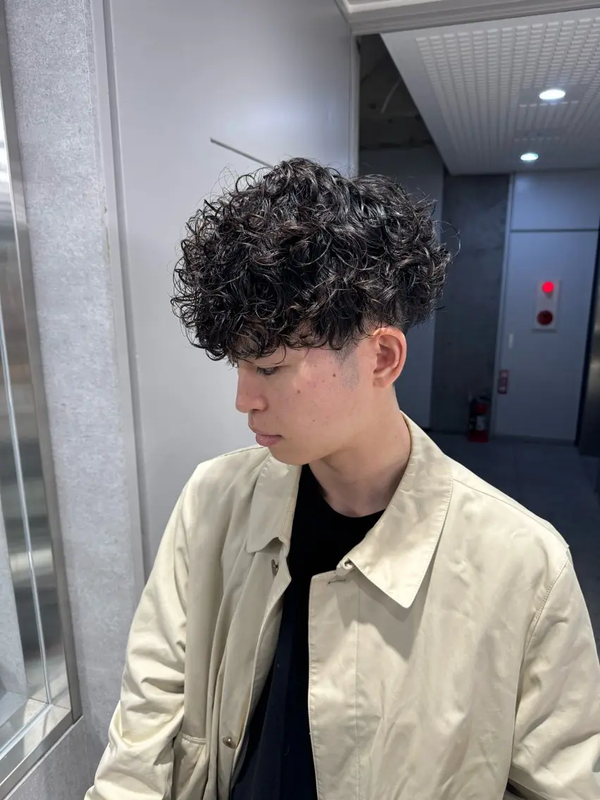 ショート カラー パーマ ヘアアレンジ メンズ メンズブリーチ センターパート フェザーパーマ メンズハイライト メンズハイトーン スパイキー/フェザー /波巻き/かいとのヘアスタイル