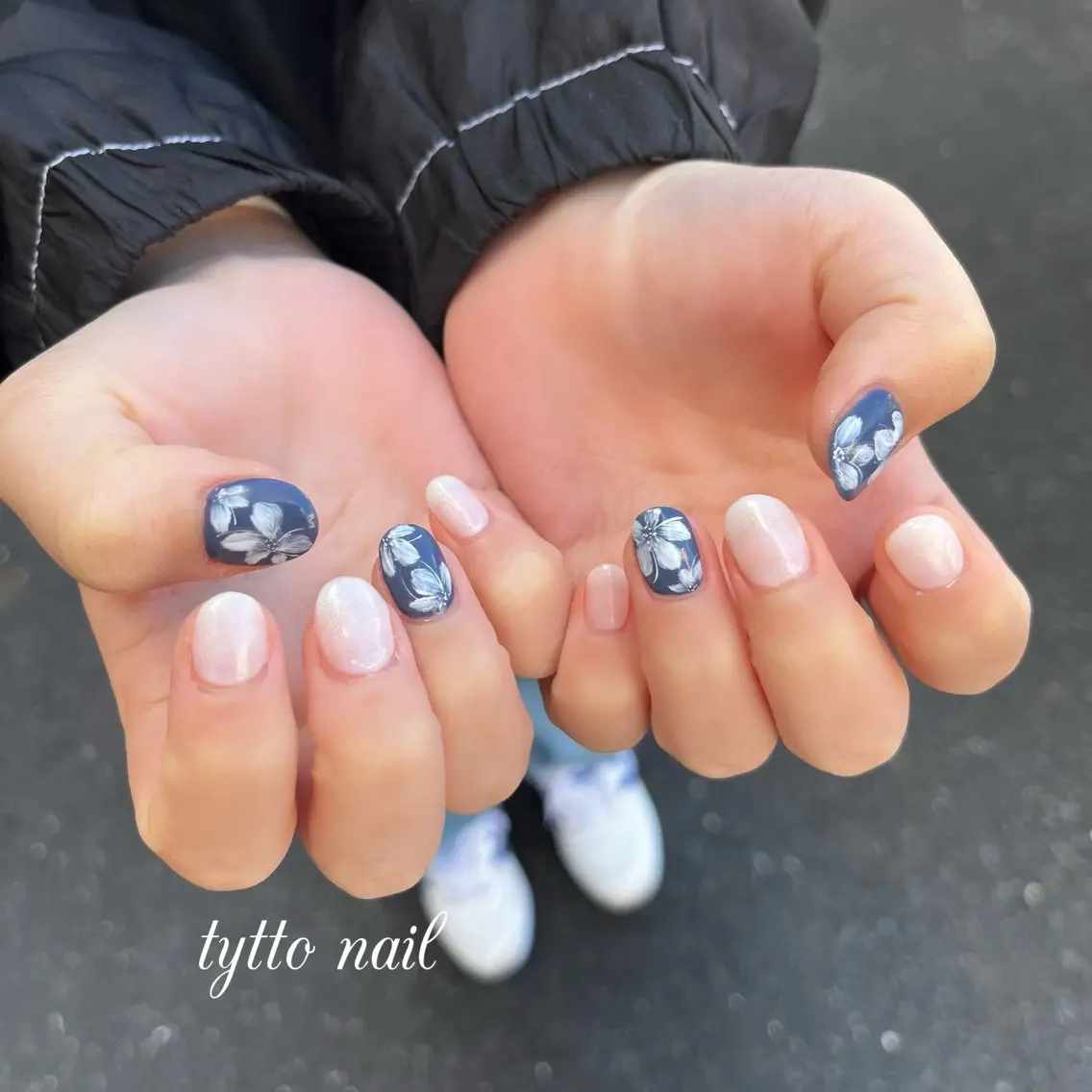 ネイル 成人式 フラワーネイル ネイビー ショートネイル ハンドネイル tytto nail ❤︎‪‪eri‪‪のネイルデザイン