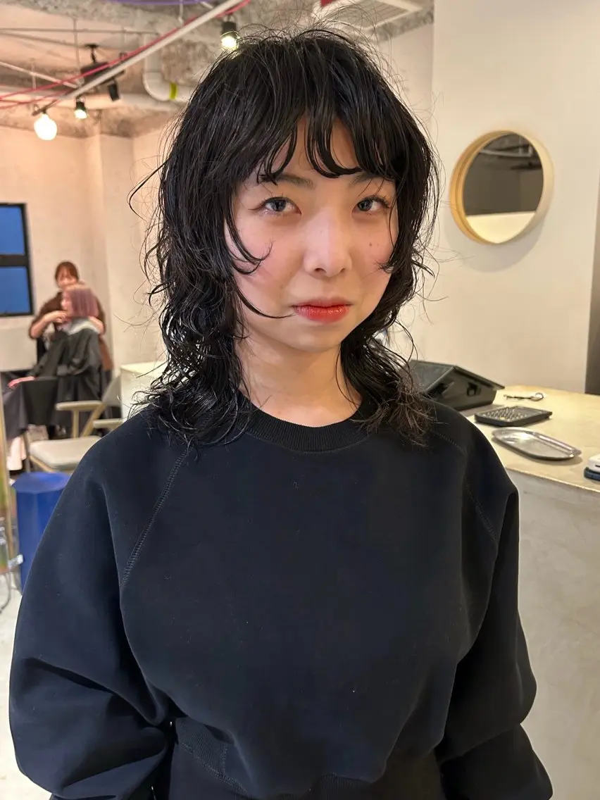 ミディアム パーマ ミディアムパーマ ウルフカット カット パーマ トリートメント 村上雅人 ナチュラルモードのヘアスタイル