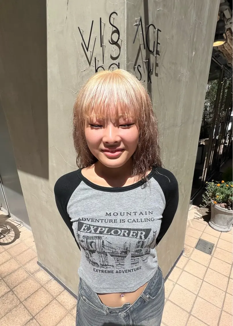 ミディアム カラー ミディアムパーマ 抜きっぱなしブロンド ヘアカラー トリートメント いぐちしょうた🫧 VISAGEbaskのヘアスタイル