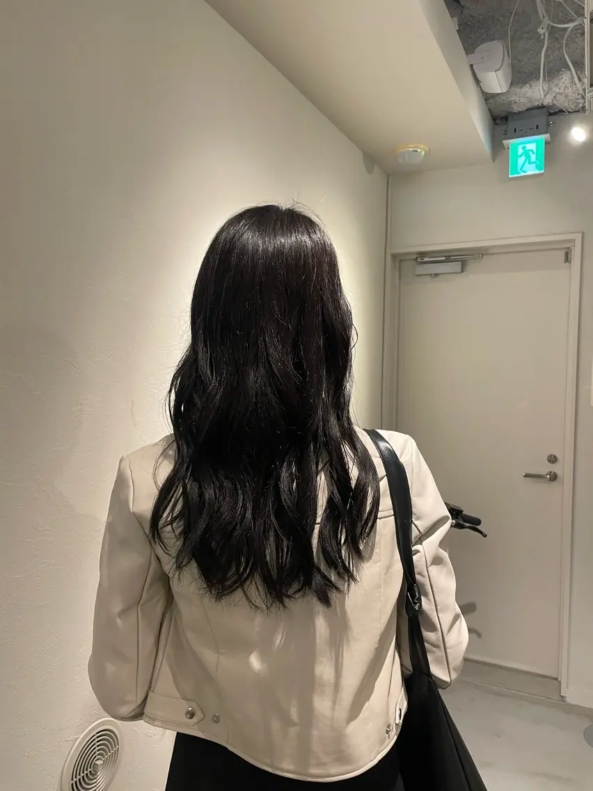 ロング カラー 黒髪 ヘアカラー tiel 小山莉々のヘアスタイル