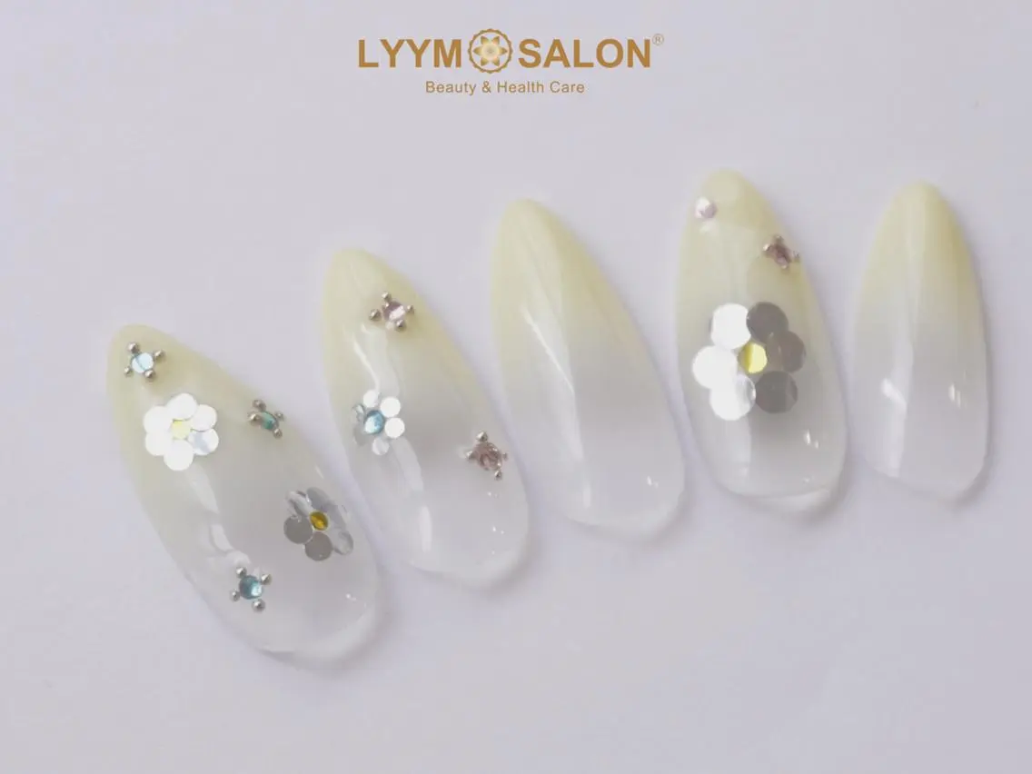 ネイル グラデーション ホログラムネイル 韓国ネイル 春ネイル 黄色 ハンドネイル LYYM Salonのネイルデザイン