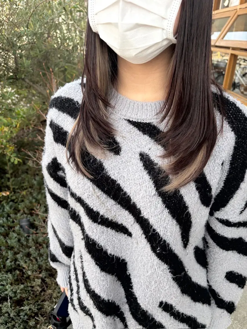 セミロング カラー ブリーチ インナーカラー 顔周りカット レイヤーカット 山本 知佳のヘアスタイル