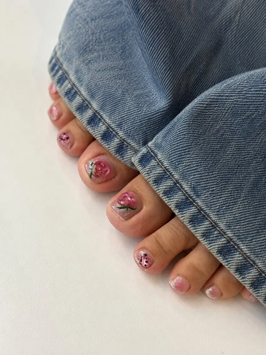 ネイル アートネイル フラワーネイル フットネイル ピンク ぷっくりネイル フットネイル VALI🌻 NAILSのネイルデザイン