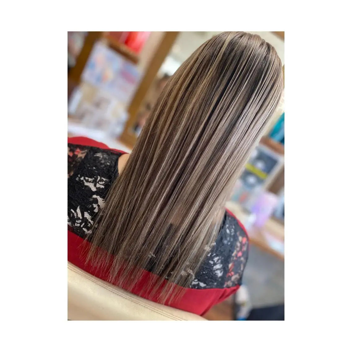 セミロング ハイライト KR2S× 亜以加のヘアスタイル