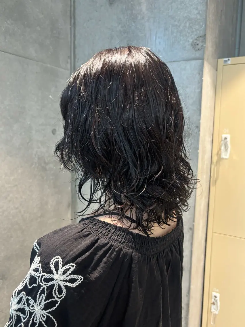 ミディアム パーマ ミディアムパーマ レイヤーカット カット パーマ シンバヒナノ/パーマ レイヤー/髪質改善のヘアスタイル