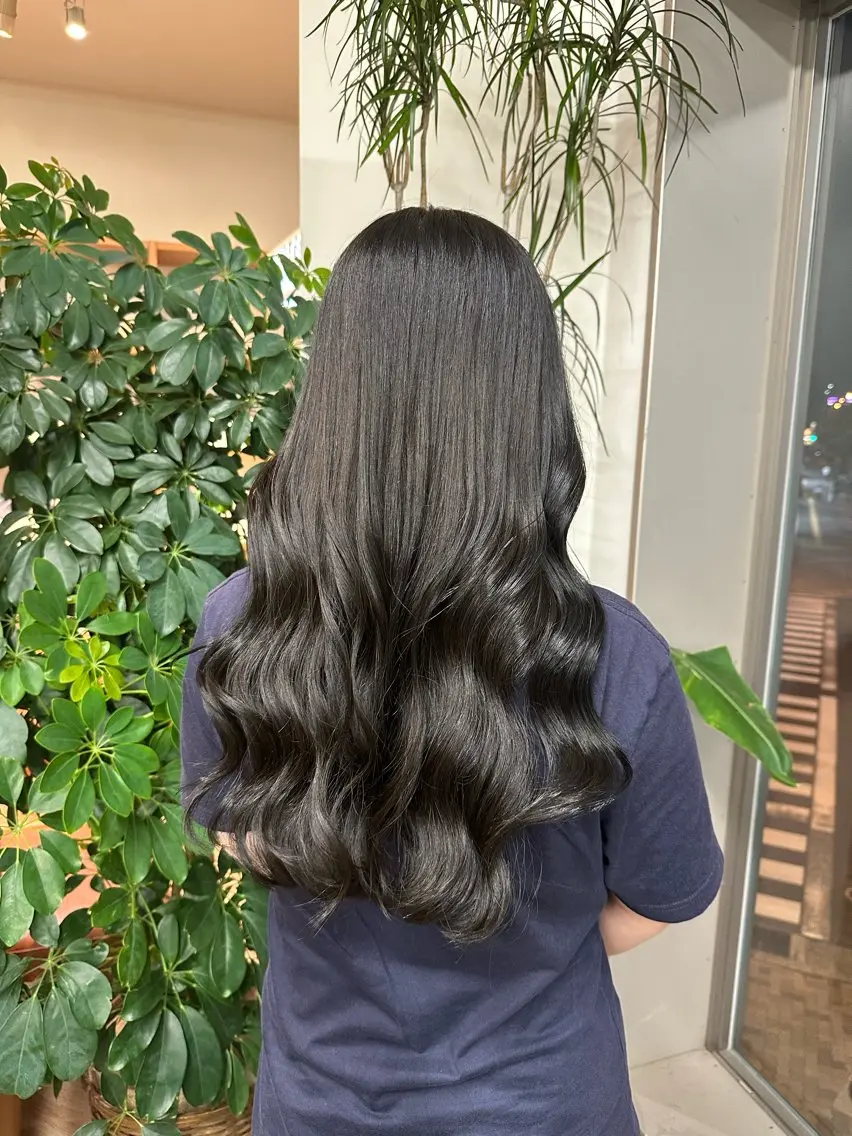 ロング カラー 黒髪 ブルーカラー ブルーブラック 岡山 紗里奈のヘアスタイル