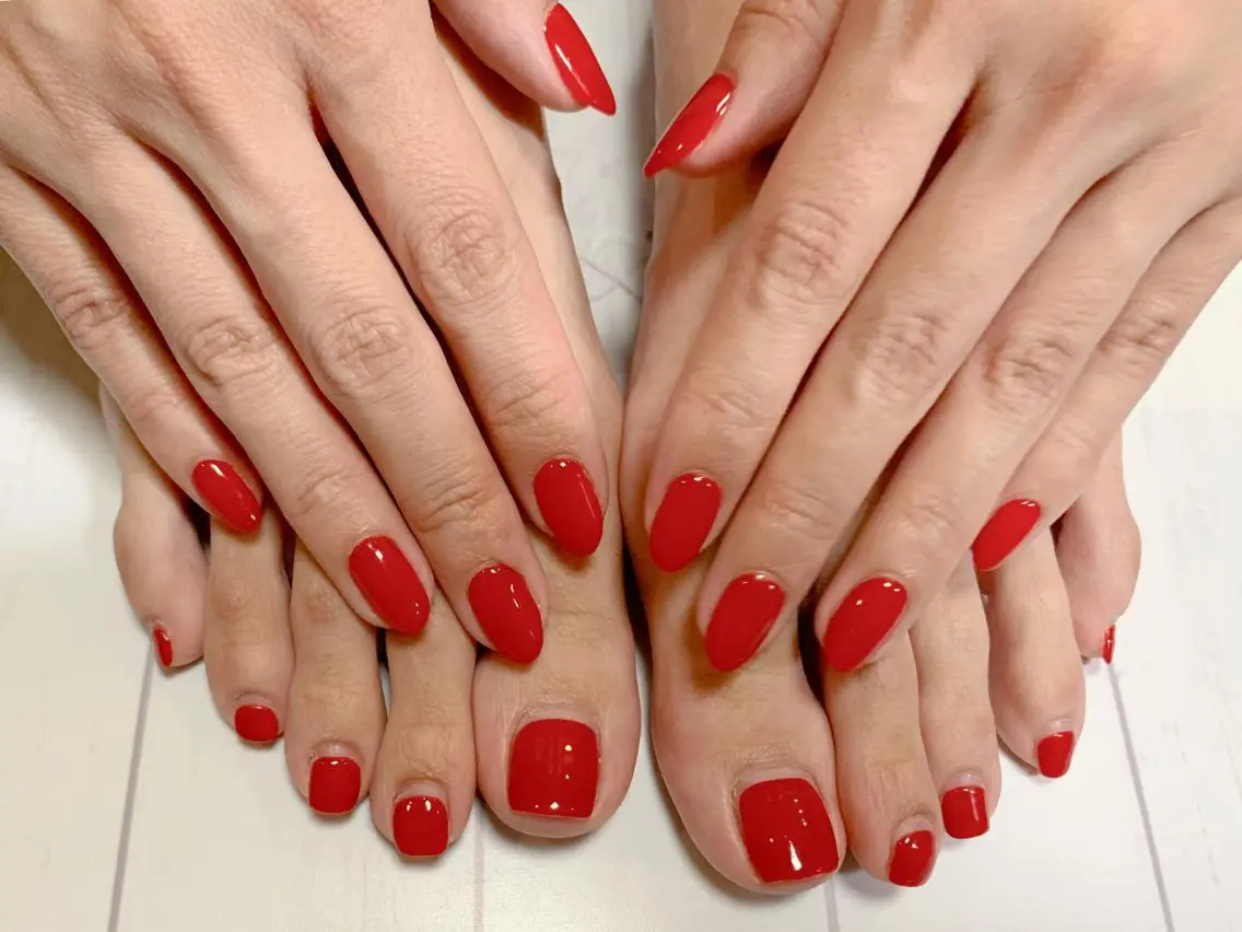 ネイル ワンカラーネイル 赤色 nailsalon maluriのネイルデザイン