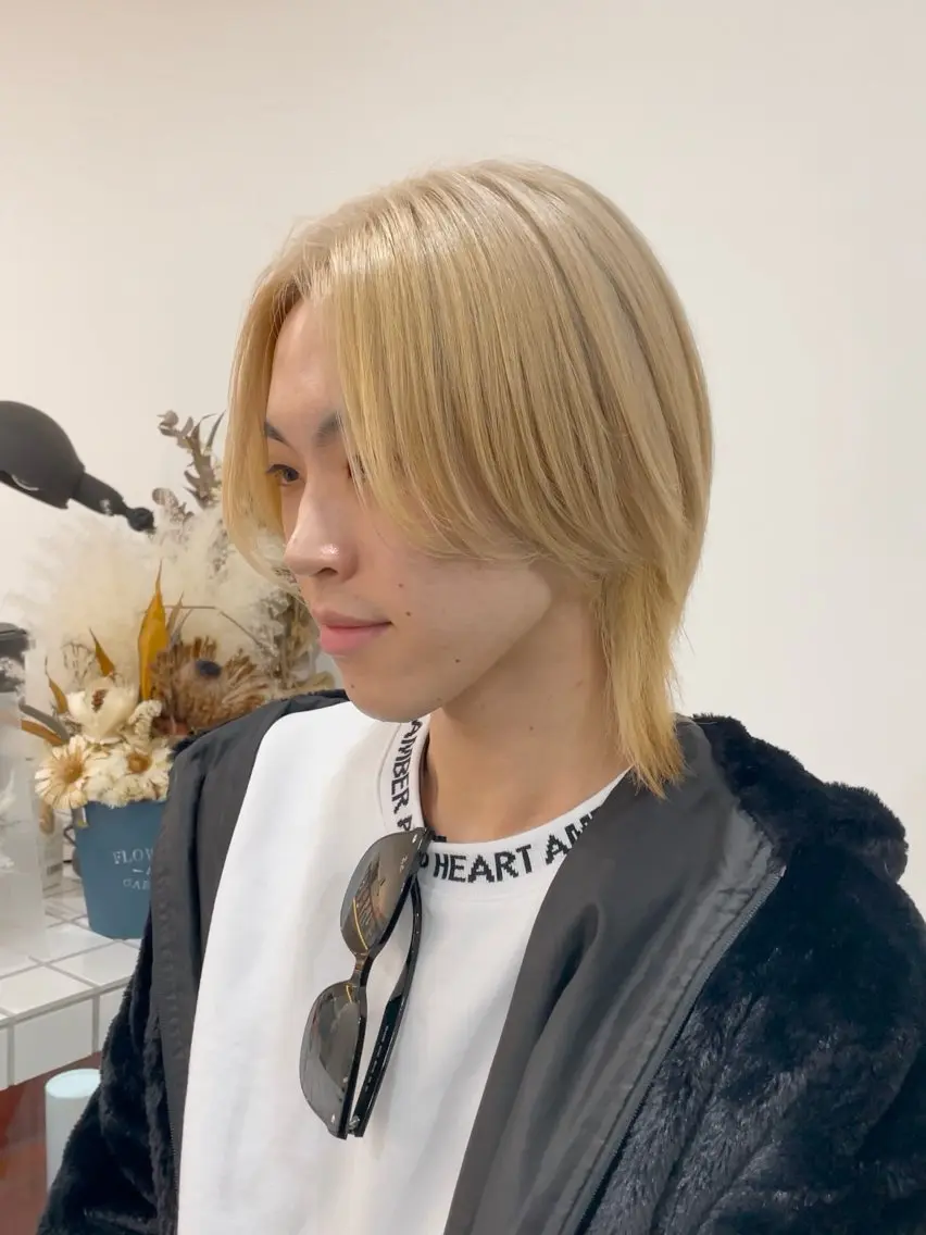 ショート カラー ブロンド 岡田 駿也のヘアスタイル