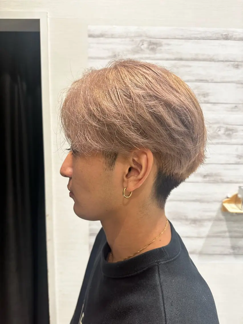カラー メンズ センターパート ベージュカラー ミルクティーベージュ 荒木 郁実のヘアスタイル