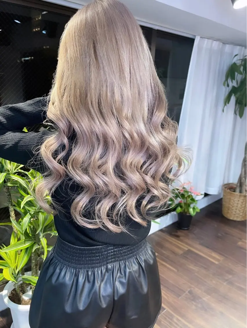 ロング カラー ヘアアレンジ ベージュカラー ブリーチ イヤリングカラー ハイトーンカラー ミルクティーベージュ カット ヘアカラー トリートメント 髪質改善/レイヤー 縮毛矯正/ケラチン耀のヘアスタイル