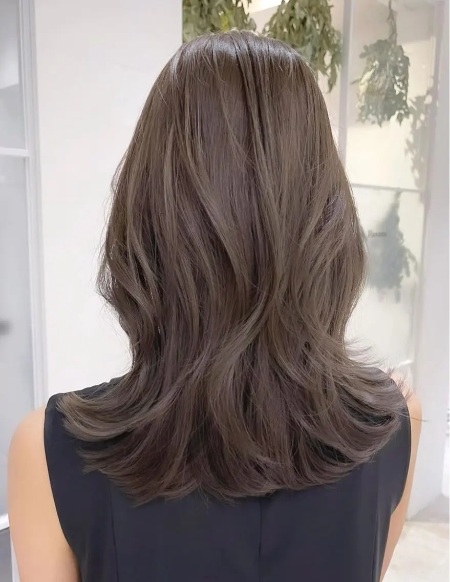 セミロング カラー 石川 幸呼のヘアスタイル