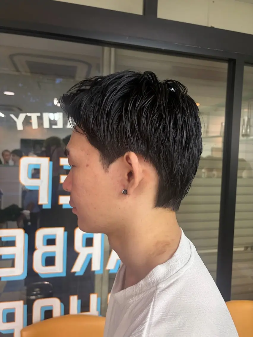 襟足ありのスタイル（マッシュ、センターパート、マレット、ウルフ、スパイキーショートなど）の写真