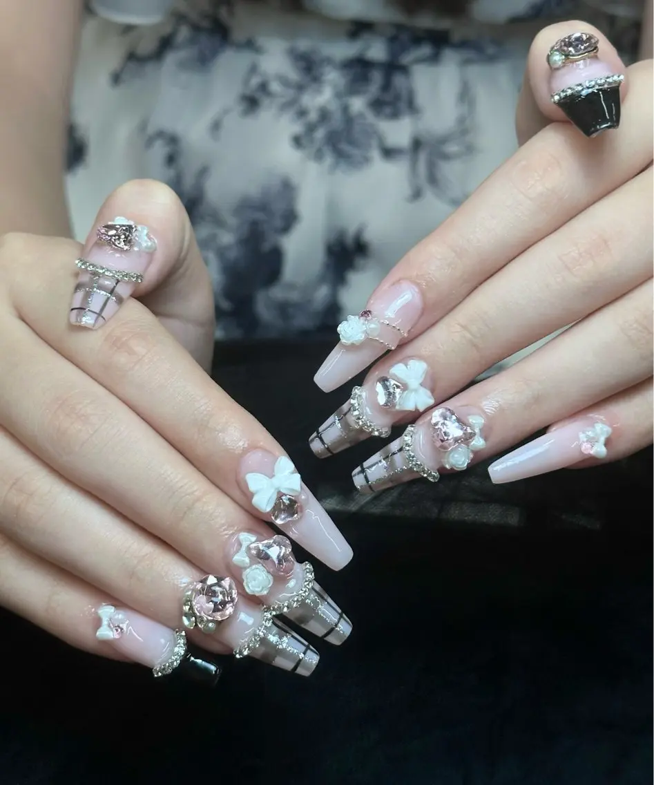 ネイル フレンチネイル ガーリー キラキラネイル 韓国ネイル ロングネイル Iconic Nailのネイルデザイン