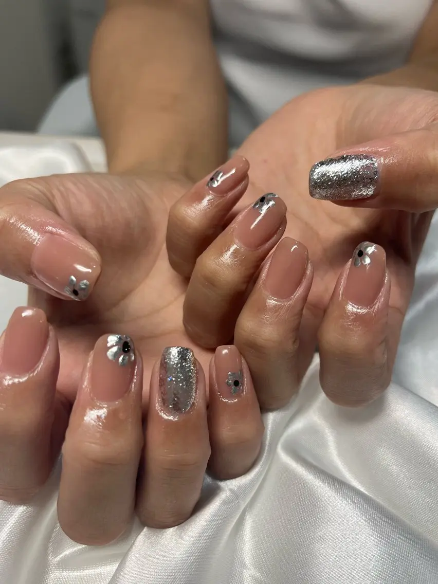 ネイル フラワーネイル シルバー ハンドネイル HazeGrass NAILのネイルデザイン