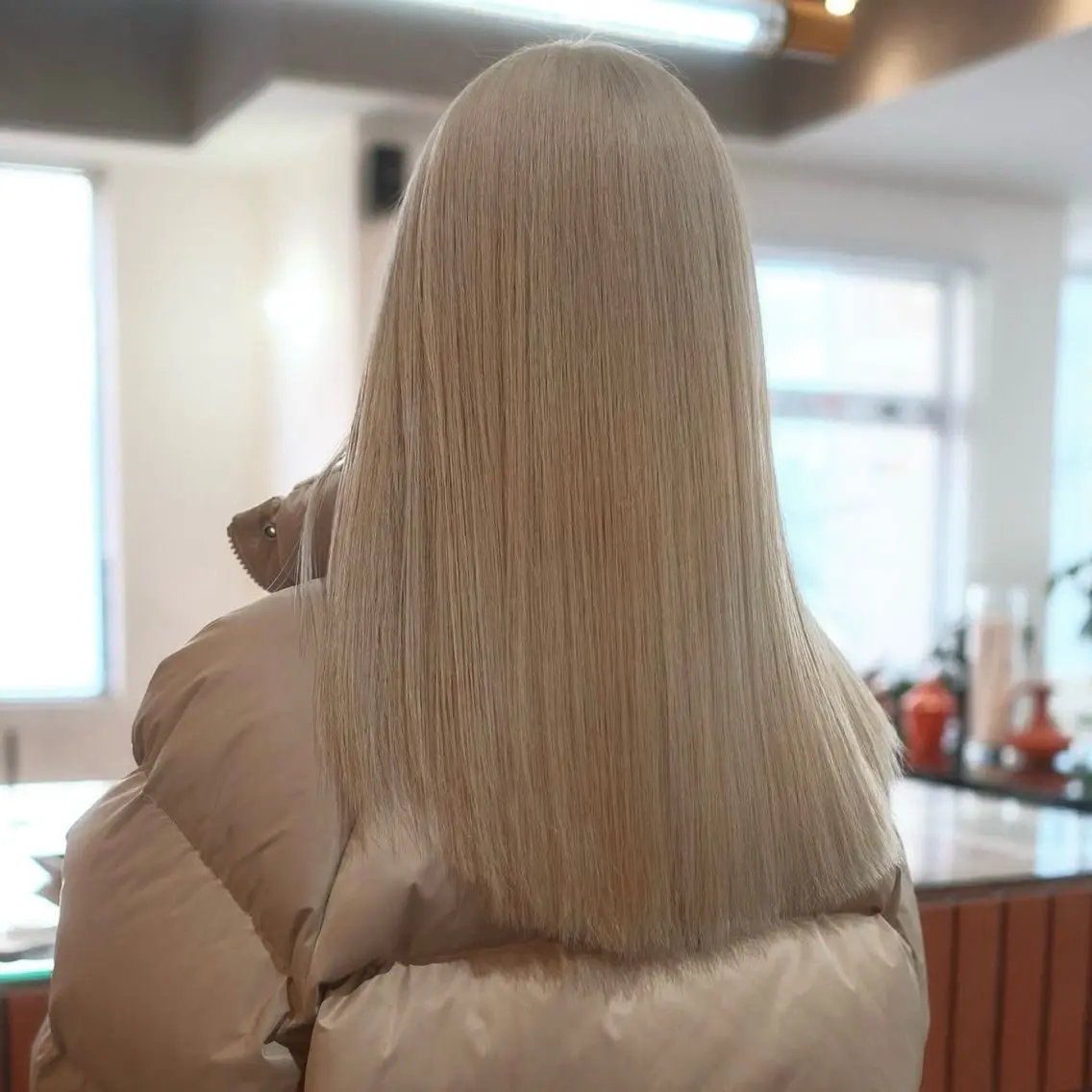 セミロング カラー ベージュカラー ハイトーンカラー ミルクティーベージュ ヘアカラー カットモデル yumekaのヘアスタイル