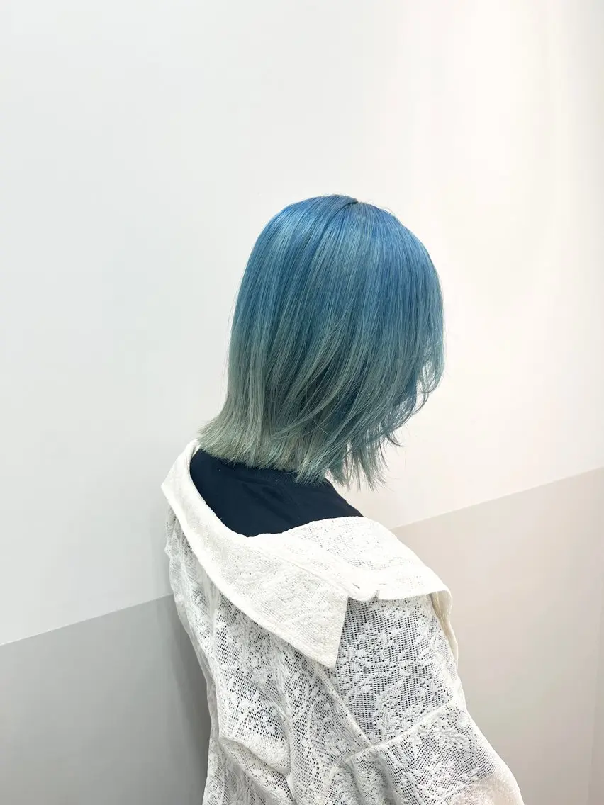 ミディアム カラー ヘアアレンジ ブリーチ ブルーカラー デザインカラー グラデーションカラー トリートメント ヘアカラー 似合わせレイヤー/ 美髪縮毛矯正/ミナエのヘアスタイル
